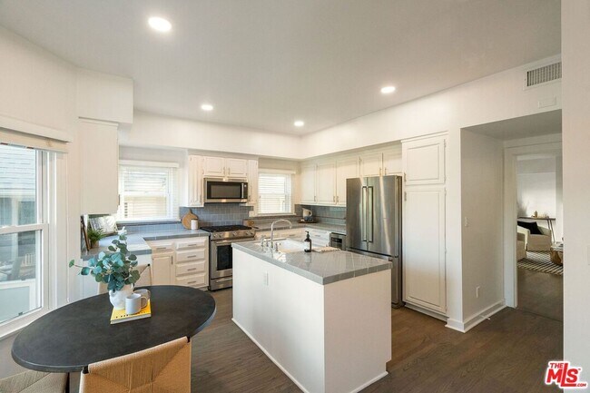 Building Photo - 2622 2nd St