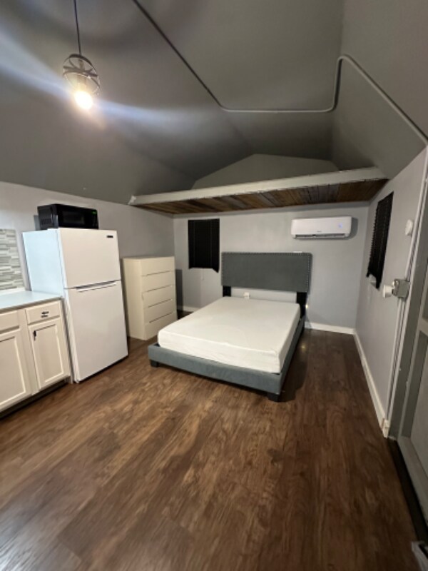 Building Photo - 6913 Cocos Dr