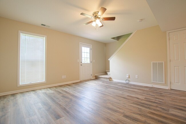 Building Photo - Pet Friendly Two Bedroom!