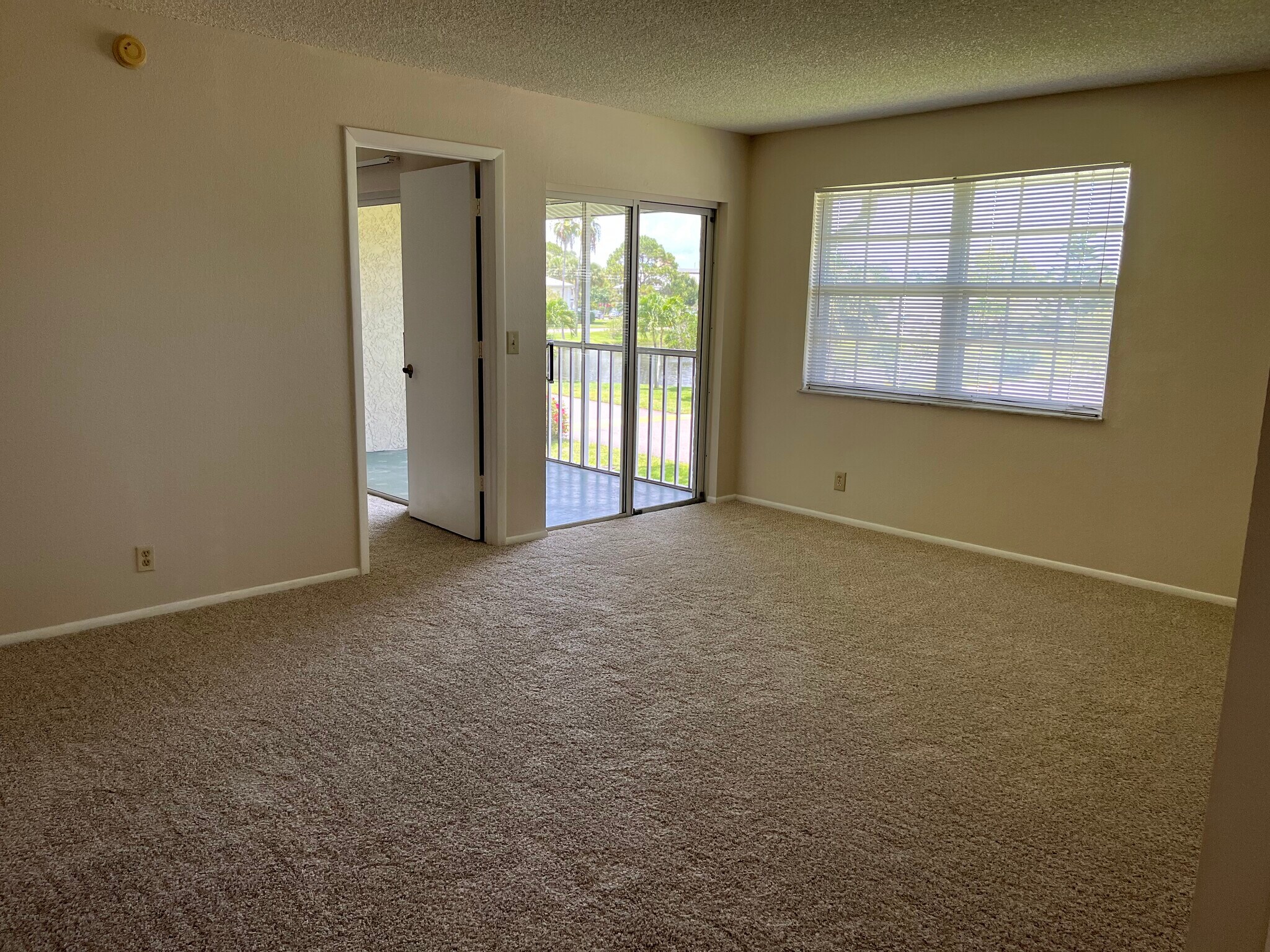 Building Photo - 1522 SE Royal Green Cir