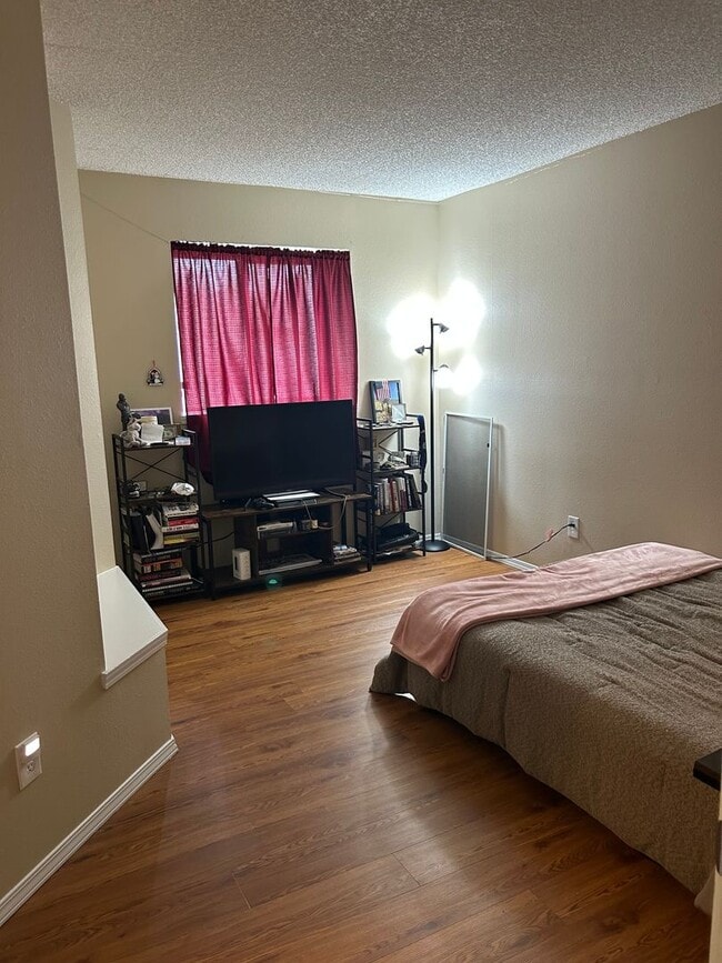 Building Photo - Charming 2 bedroom with 1 car garage