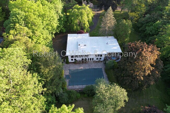 Building Photo - 16 Sunbrook Rd