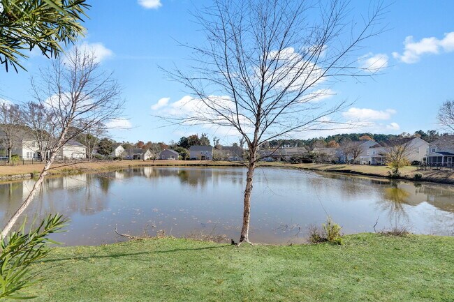 Building Photo - 3 Bedroom 2.5 bath home with 2 car garage located in Shadow Moss