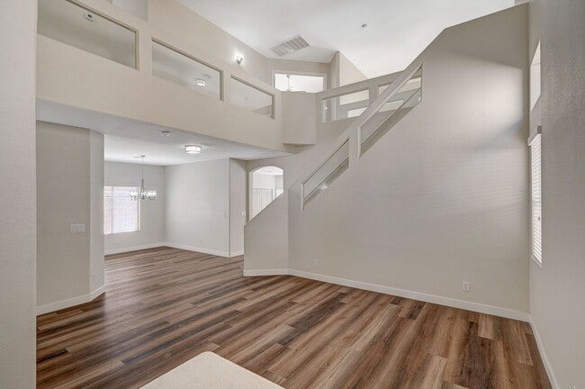 Building Photo - Gorgeous 5 Bedroom 3 Car Garage Home in th...