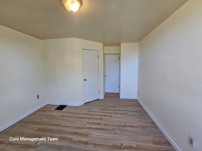 Building Photo - Updated 3 bedroom 1 bath apartment for rent