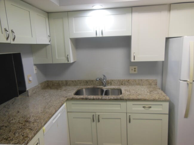 Building Photo - 105 Lake Helen Dr