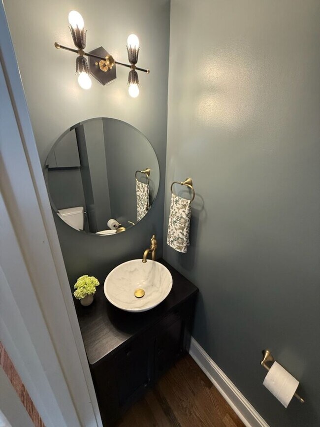 Building Photo - *DREAM LOCATION* 6BR Completely Renovated Duplex