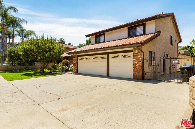 Building Photo - 4933 Collett Ave