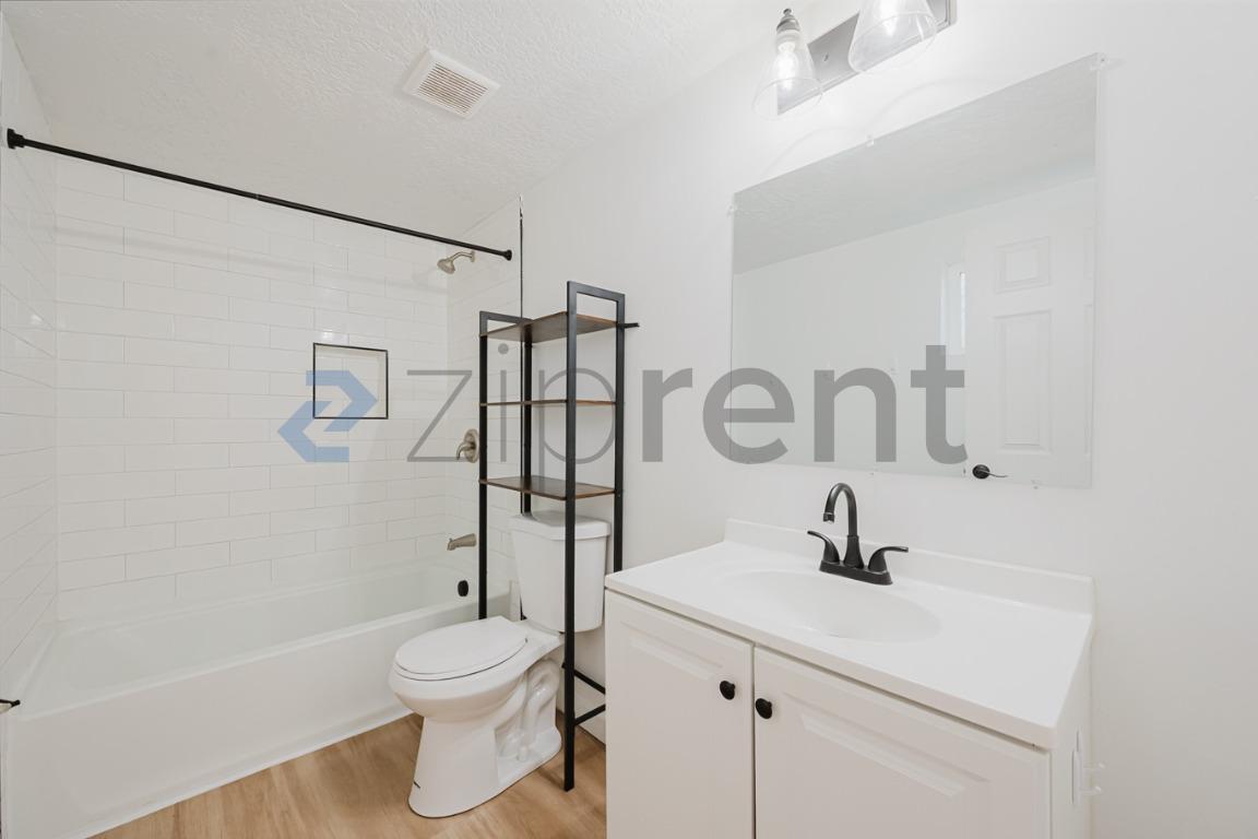 Building Photo - Unit B