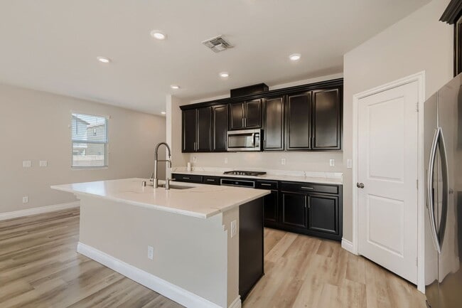 Building Photo - Must see 5 bedroom home with loft