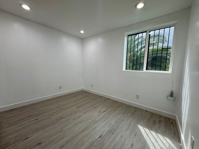 Building Photo - Fully renovated apartment located in the heart of mid-city!!