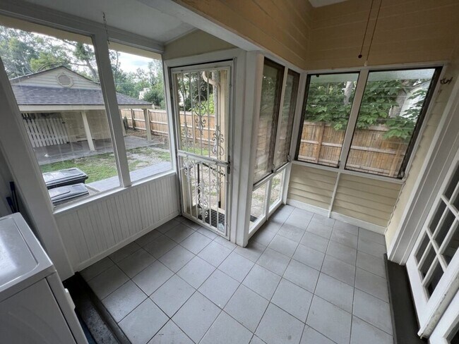 Building Photo - Charming 3 Bedroom Home Near LSU, University Lakes & Parade Routes!