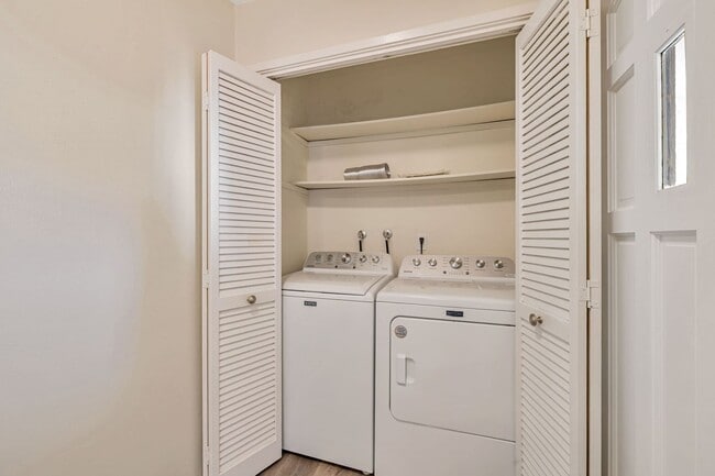 Building Photo - Recently Remodeled Duplex with Private Bac...