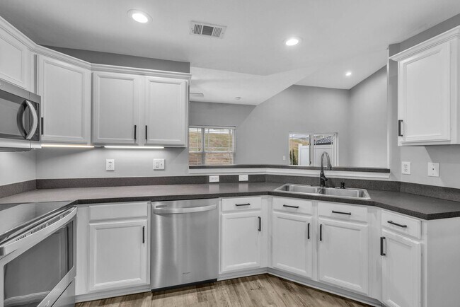 Building Photo - Move-in Ready Townhome in heart of Spring Hill