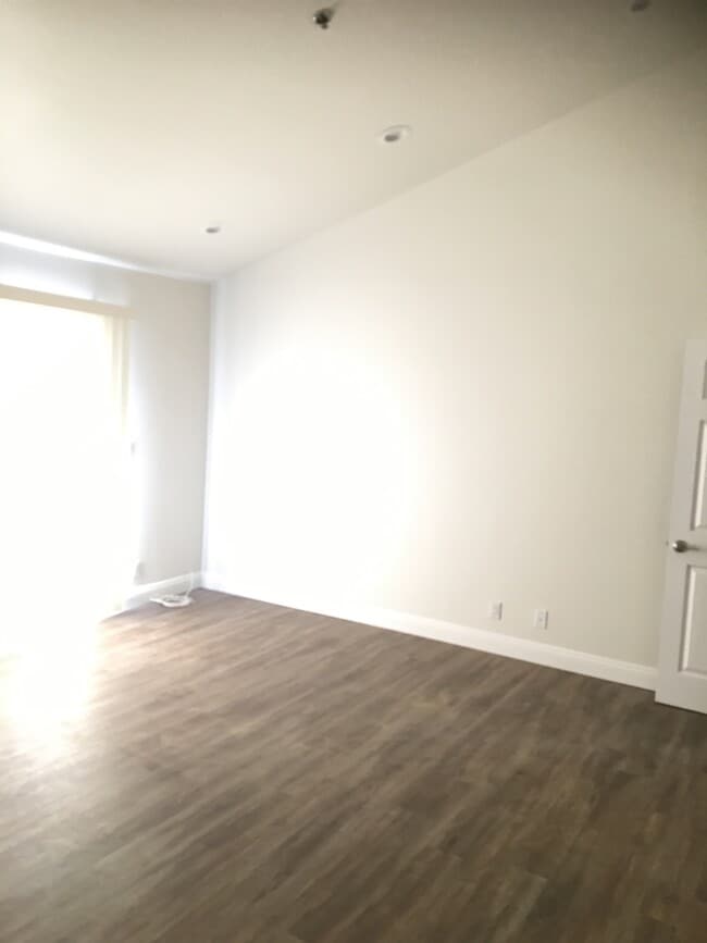 Building Photo - 1 bed, 1 bath River Ridge apartment on 2nd...