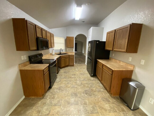 Building Photo - 3/2 Single Story ~ Conveniently located to...