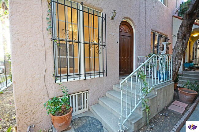 Building Photo - 5727 Carlton Way