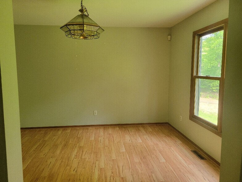 Building Photo - 585 Friendship Dr