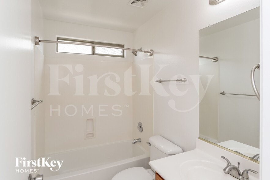 Building Photo - 557 E Jeanne Ln