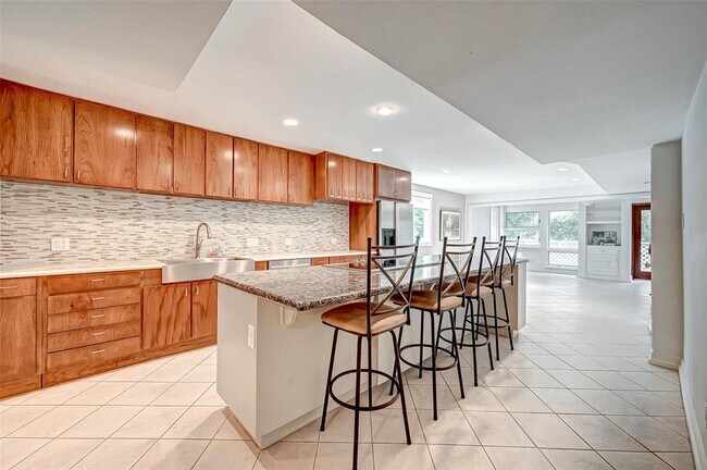 Building Photo - 8986 Chatsworth Dr