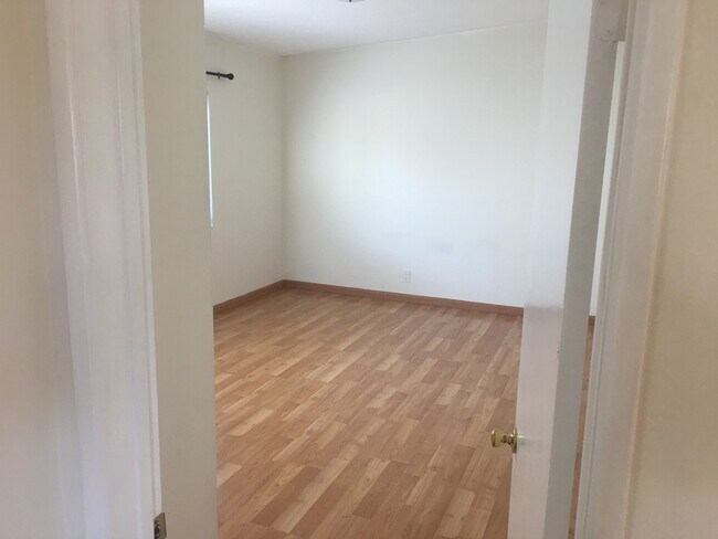 Building Photo - 416 Rosecrans Ave