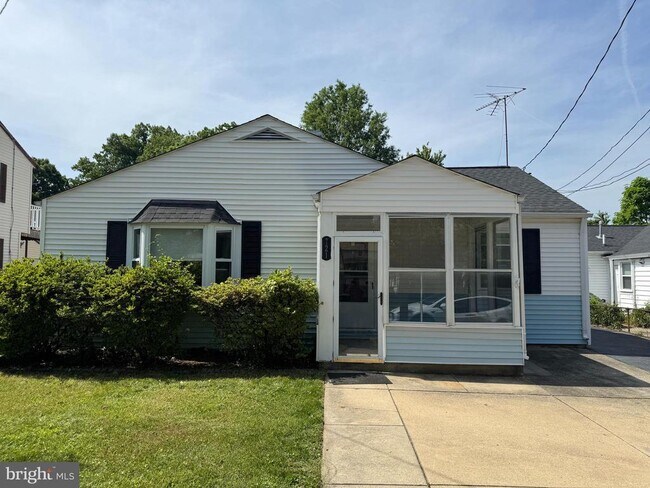 Building Photo - 721 Crabb Ave
