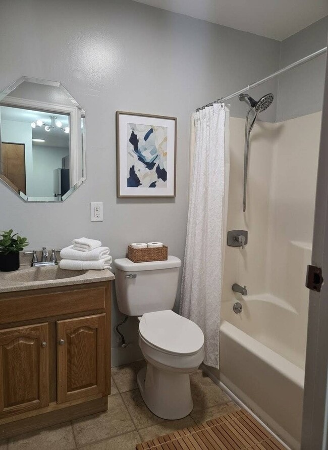 Building Photo - 13 N College St