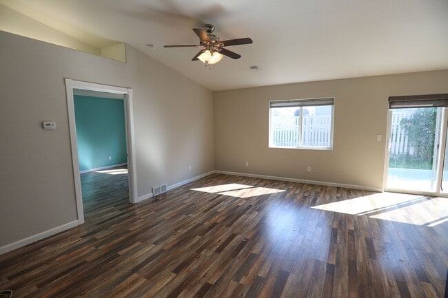 Building Photo - Newer patio home