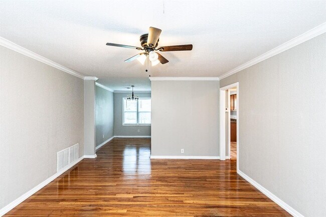 Building Photo - Cute 3/1 close to TEch and Medical
