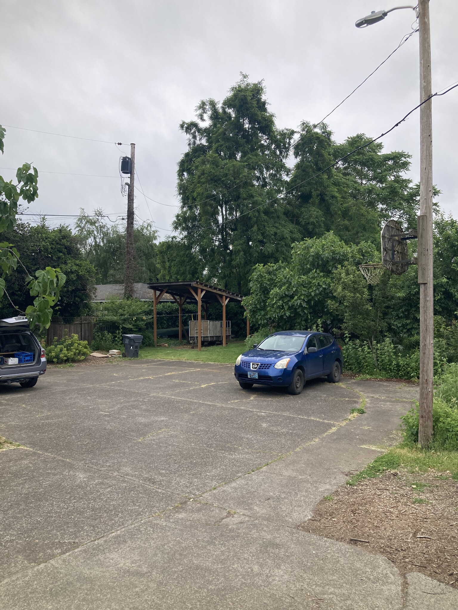 Spacious parking - 5310 SE Schiller Street