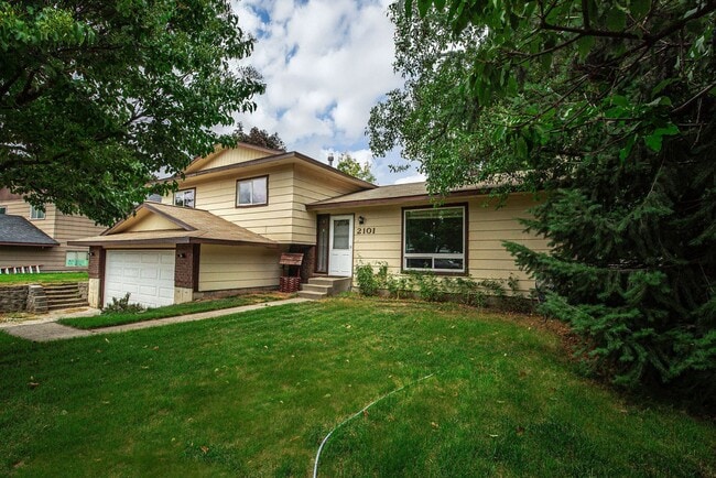 Primary Photo - Spacious 3-Bed Home in Hayden with Large Y...