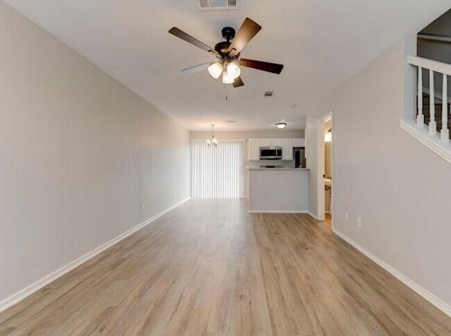 Building Photo - 2BED/ 1.5BATH