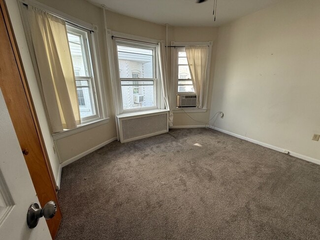 Building Photo - 425 Elm St