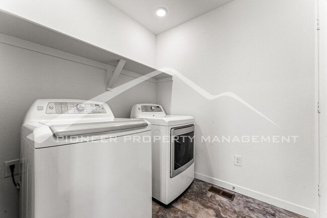 Building Photo - Charming Townhouse with Washer/Dryer and Garage