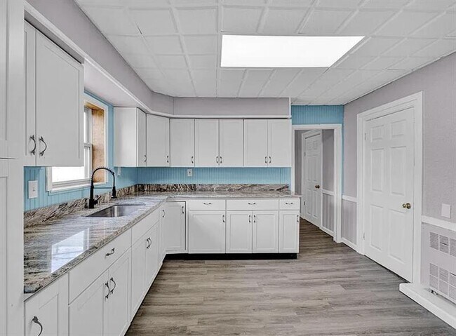 Building Photo - ELEGANT MARTIN HOME