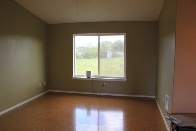 Building Photo - Nice 3 Bedroom with Tasteful Upgrades!