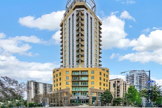 Building Photo - Gorgeous downtown unit! Views from every room!