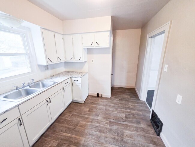 Building Photo - 2044 18th St SW