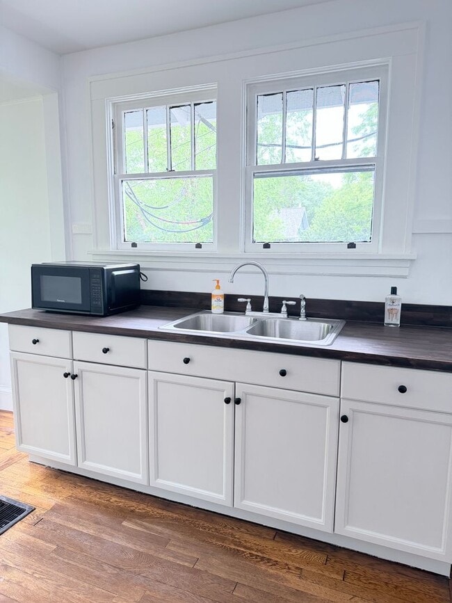 Building Photo - West Asheville Bungalow. 2 bedrooms, 1 bathroom. Great location!