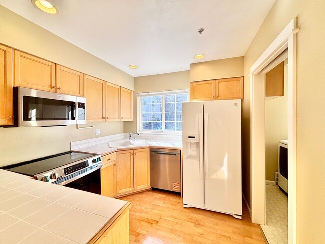 Building Photo - Beautiful 2bed townhome for rent in Bellevue