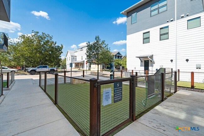 Building Photo - 1208 N Academy Ave