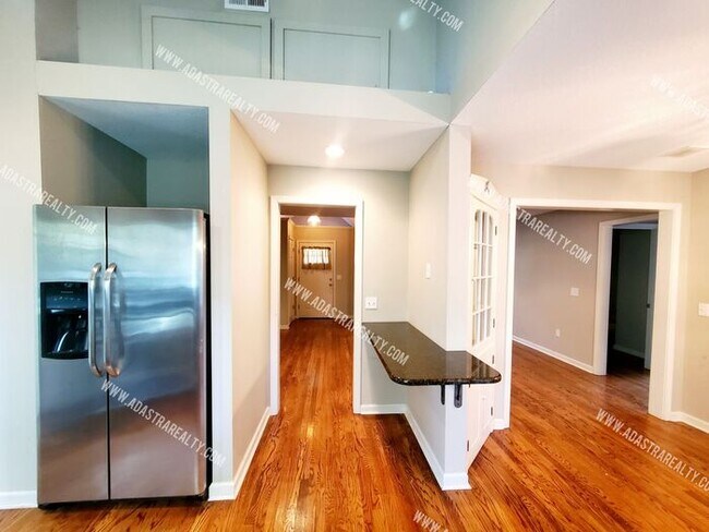 Building Photo - Beautiful Home in Mission, KS-Available NOW!!!