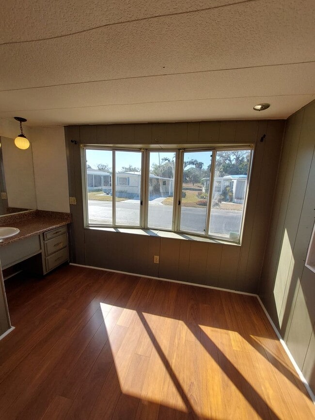 Building Photo - 55+ Community Home in Saralake Estates – 2 Bed / 2 Bath