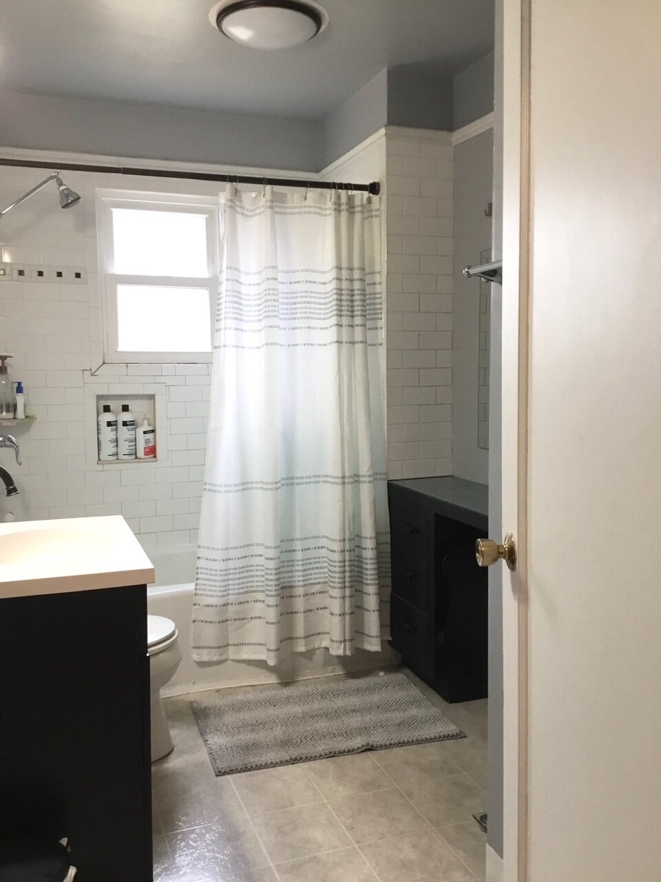Main floor full bath - 1536 Pennsylvania Ave
