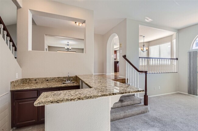 Building Photo - HUGE 5 Bedroom Home In Desert Shores with ...