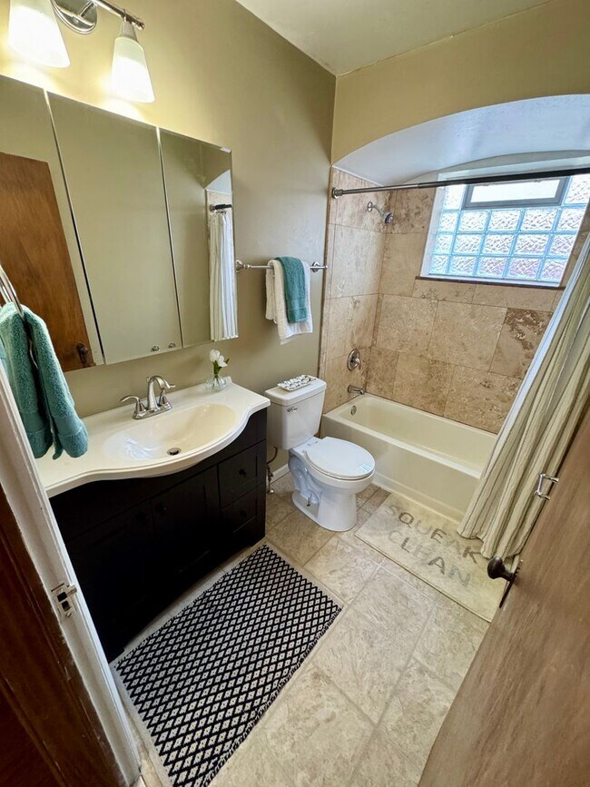 Building Photo - 2 Bedroom - Grandview Area