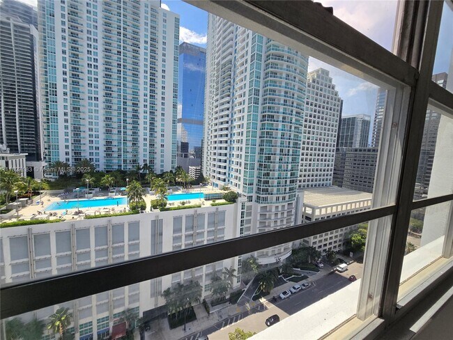 Building Photo - 999 Brickell Bay Dr