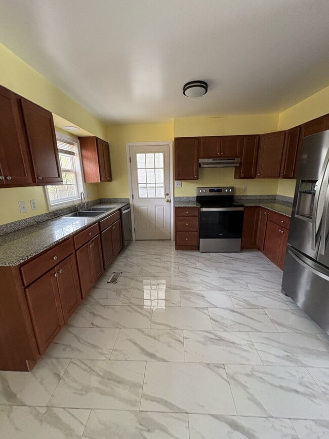 Building Photo - 123 Arthur Ct