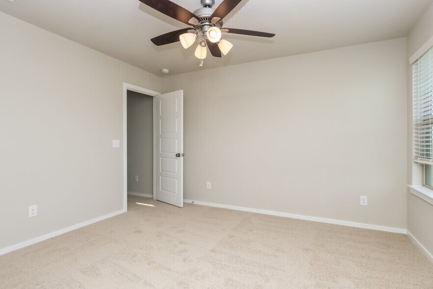 Building Photo - 530 Dalloway St
