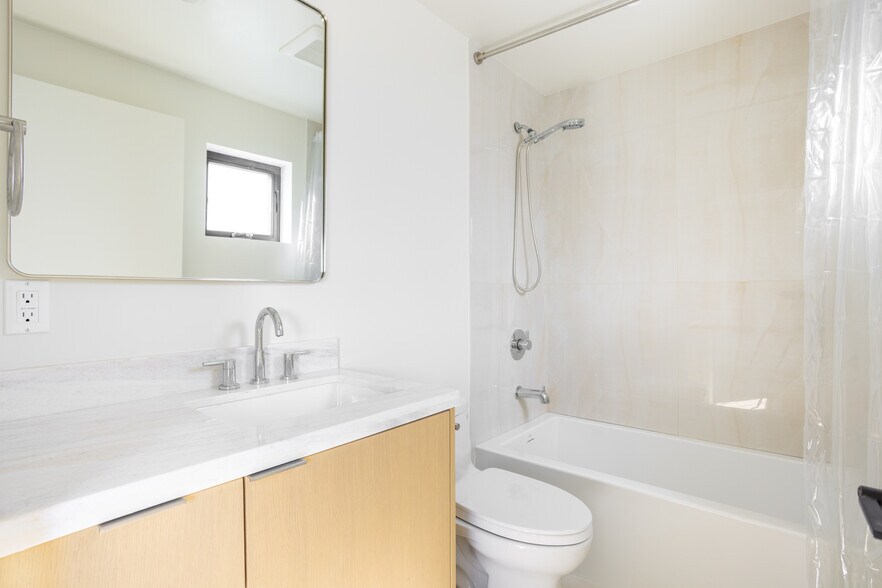 Building Photo - 456 N Poinsettia Pl